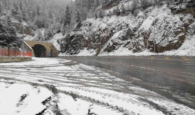 Gümüşhane'nin yüksek kesimlerinde kar yağışı etkili oluyor
