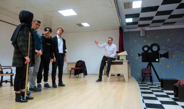 Gündüz öğretmen, gece yönetmen