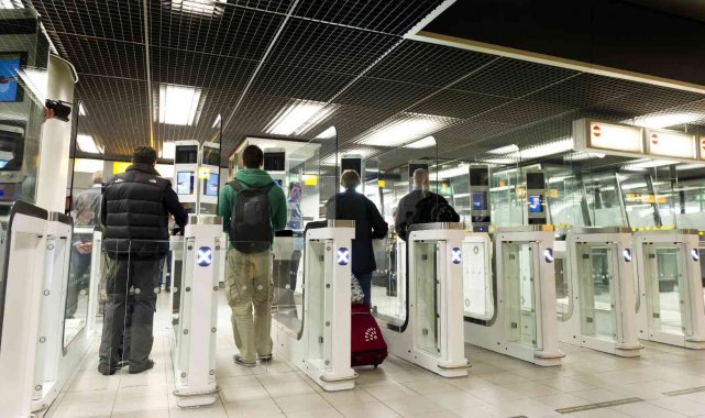 Güney Afrika&#039;dan Hollanda&#039;ya giden 61 kişinin Covid-19 testi pozitif