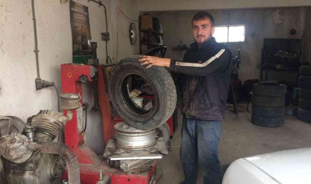 Günyüzü'nde sürücüler kar bastırmadan araçlarna kışlık lastikler takılmaya başlandı