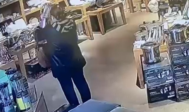 Güvenlik kamerasını görmesine rağmen hırsızlık yapan kadının pişkinliği pes dedirtti