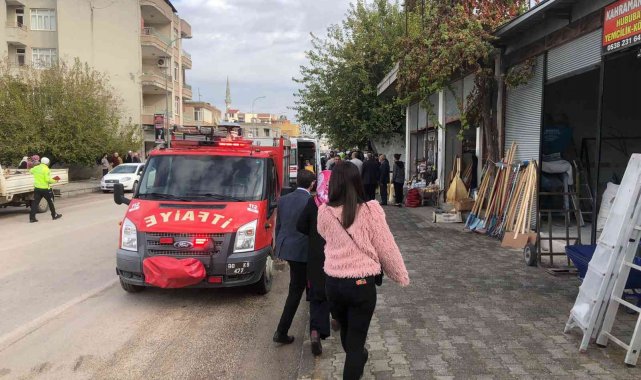 Hafif ticari araç kaldırımdaki yayalara çarptı: 1 ölü, 2 yaralı