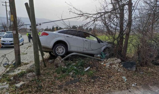 Hafif ticari araç otomobille çarpıştı: 2 yaralı