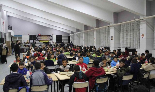 Hamur Kaymakamı Türker 410 öğrencinin pizza hayalini gerçekleştirdi