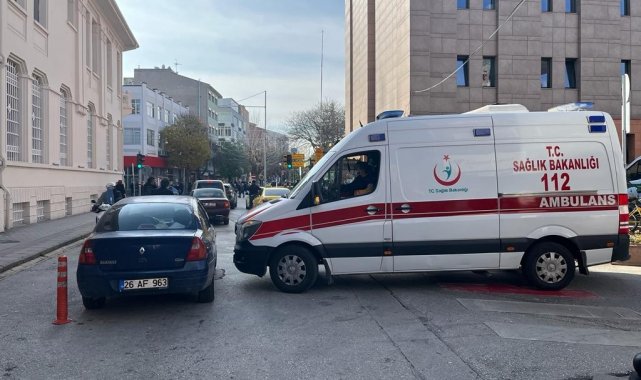 Hatalı park manevra yapan ambulans sürücüsüne zor anlar yaşattı