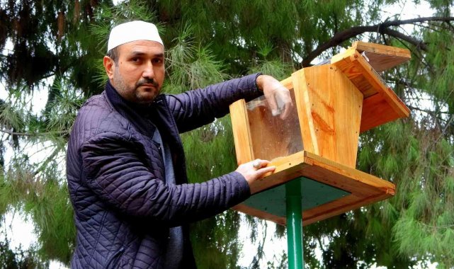 Hayvansever imam, cami bahçesine kuş yemliği yaptırdı