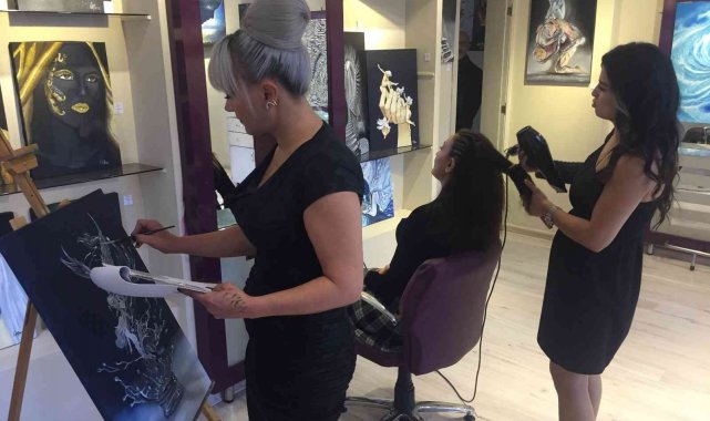 Hem ressam hem kuaför