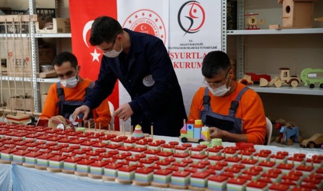 Hükümlüler çocuklar için ahşap oyuncak üretiyor