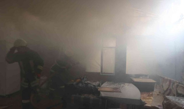 Hurdacı dükkanı, çıkan yangından dolayı kullanılamaz hale geldi