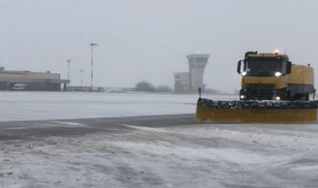 Iğdır'da etkili olan kar yağışı ve sisten dolayı uçak seferleri iptal edildi