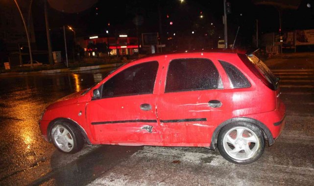 İkazlı yanan trafik ışıklarından geçerken kaza yaptılar: 1 yaralı