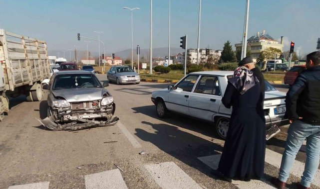 İki araç kavşakta çarpıştı