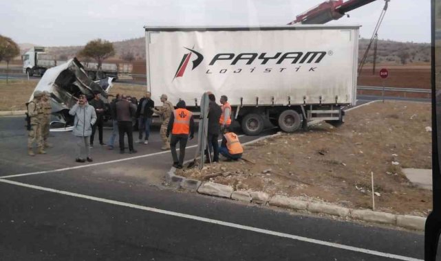 İki kamyon çarpıştı: 1 ölü, 1 yaralı