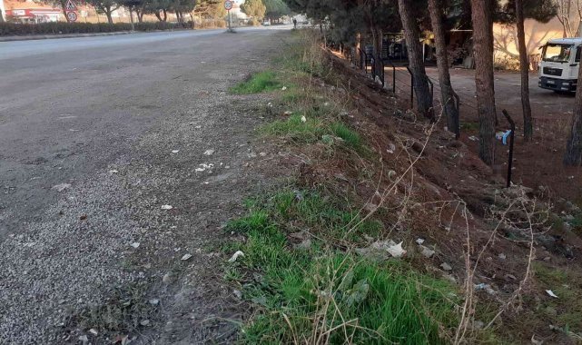 İlçe halkını çileden çıkartan yol kenarındaki çöpler temizlendi