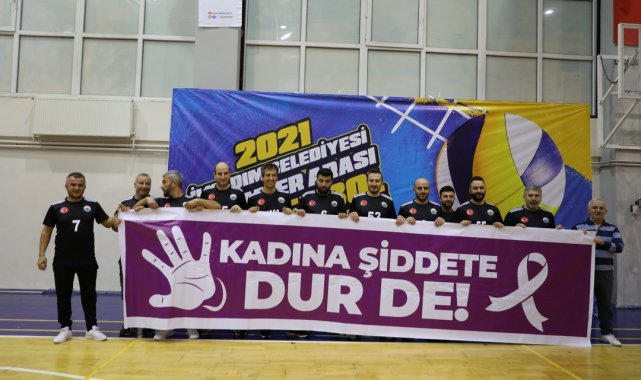 İlkadım'dan kadına şiddete pankartlı tepki