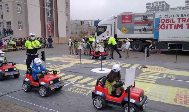 İlkokul öğrencilerine trafik eğitimi