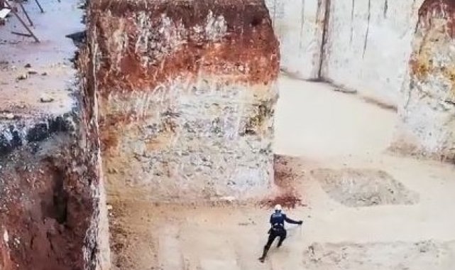 İnşaat çukuruna düşen kedi, kurtarmaya gelen itfaiye erine uzun süre ter döktürdü