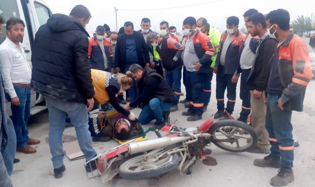 İşçi servisinin çarptığı motosiklet sürücüsü ağır yaralandı