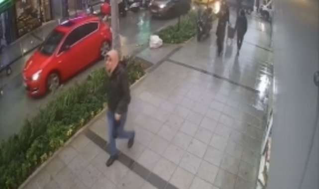 İstanbul'da lodosta dehşet anları kamerada: Çatı anne ile oğlunun üstüne uçtu