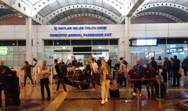 İstanbul'dan gelen uçak Antalya'ya 6 saatte inebildi