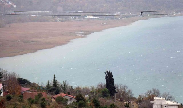İstanbul'un arka bahçesindeki gölün rengi değişti