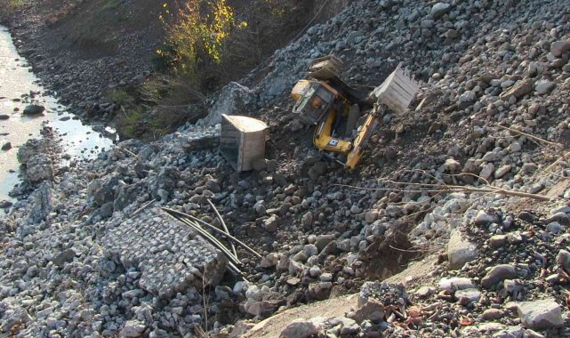 İstinat duvarı çöktü, park halindeki iş makinesi toprak altında kaldı