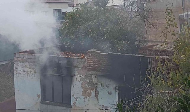 İtfaiye ekipleri çöp evdeki yangına oksijen tüpü ile müdahale edebildi