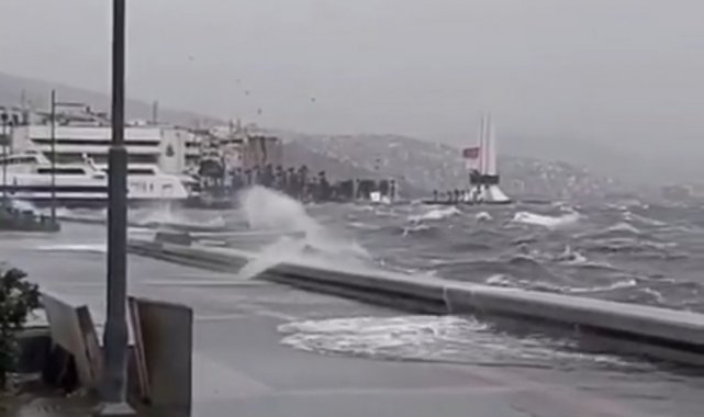 İzmir'de deniz taştı: O anlar böyle görüntülendi