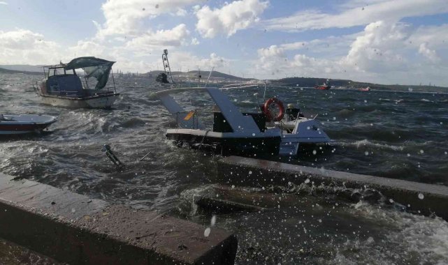 İzmir'de fırtına nedeniyle tekneler battı