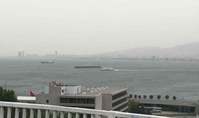 İzmir&#039;de tüm arabalı vapur seferleri iptal