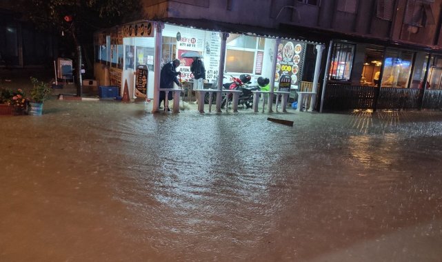 İzmir'i yağmur ve fırtına vurdu