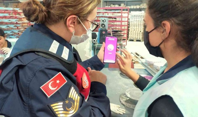 Jandarma ekipleri, fabrikada çalışan kadınlara KADES'i tanıttı