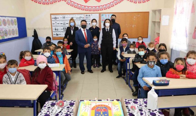 Jandarmadan karanfilli Öğretmenler Günü kutlaması