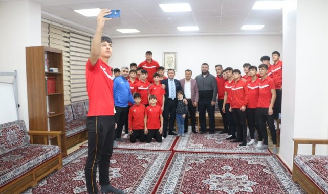 Kabakcı, Güreş sporcuları ile sohbet etti