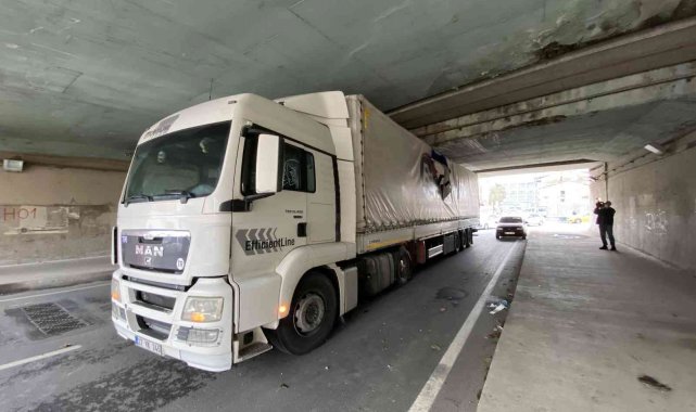 Kadıköy'de alt geçide takılan tır 3 saatte kurtarılabildi