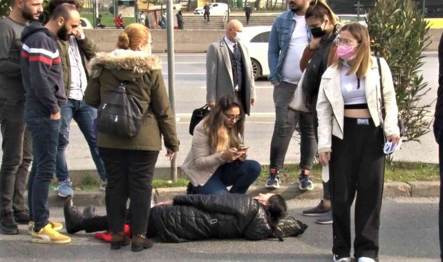 Kadıköy'de üniversiteli genç kız kaza yaptı, annesi yolda önlem alınmamasına tepki gösterdi