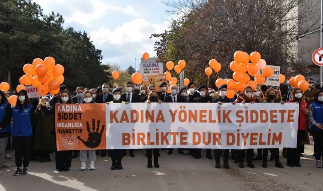 Kadın jandarmalar yürüyüşte öncülük etti, 'şiddete dur' dedi