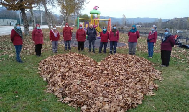 Kadına şiddete dikkat çekmek için yapraklardan kalp yaptılar