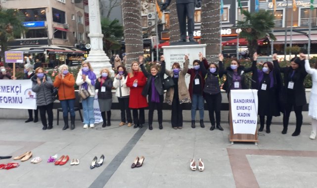 Kadınlar mor maskeleri ile meydana indiler