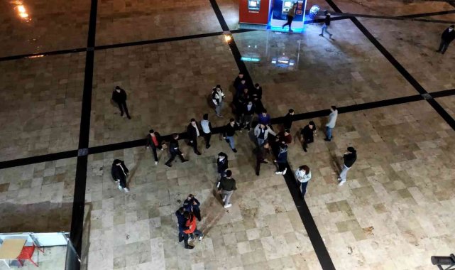 Kafede iki grup arasında çıkan kavga sokağa taştı