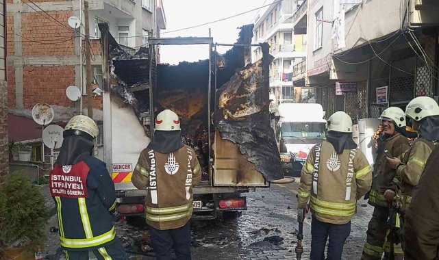 Kağıthane'de cips dolu kamyonet alev alev yandı