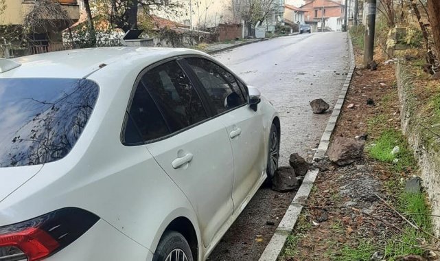 Kaleden kopan kaya parçaları otomobile çarptı