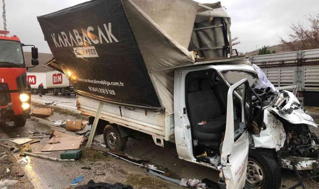 Kamyon ile kamyonet çarpıştı: 2 yaralı