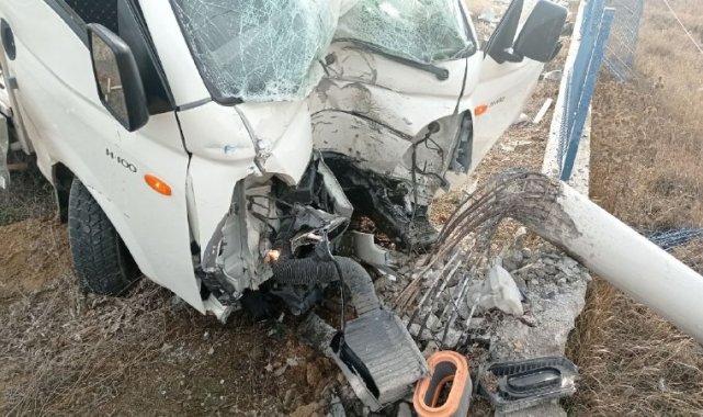 Kamyonet beton direğe saplandı: 2 yaralı