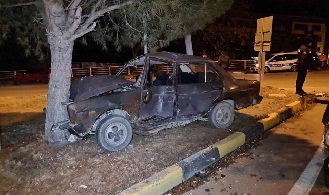 Kamyonet ile çarpıştıktan sonra ağaca çarpan otomobil sürücüsü ağır yaralandı