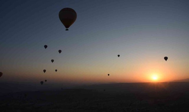 Kapadokya'da fırtına nedeniyle balon uçuşları iptal edildi