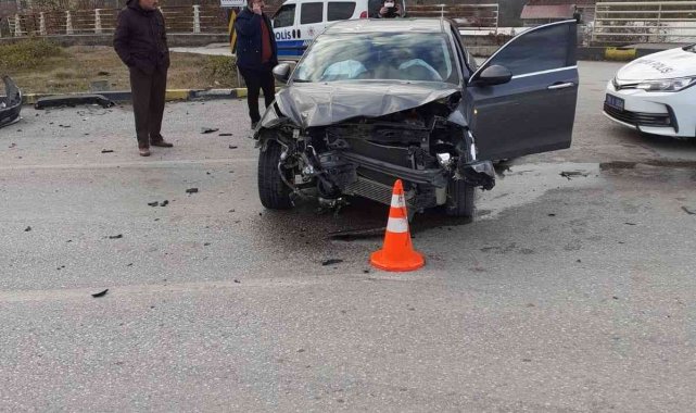 Karabük'te iki otomobil çarpıştı: 3 yaralı