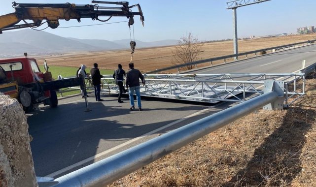 Karaman'da devrilen EDS levhası şehirlerarası yolu trafiğe kapattı