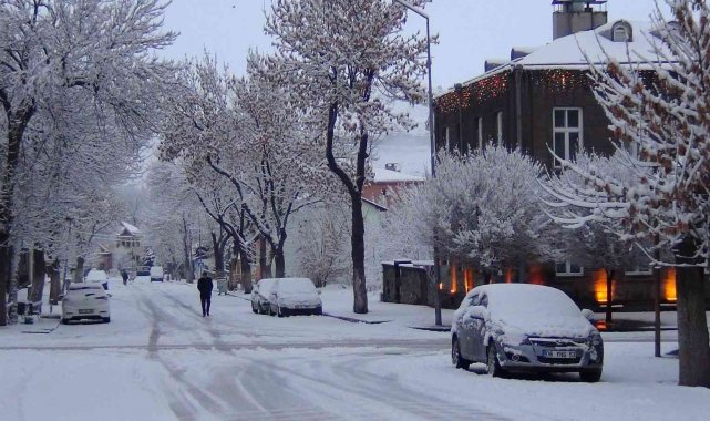 Kars beyaz gelinliğini giydi