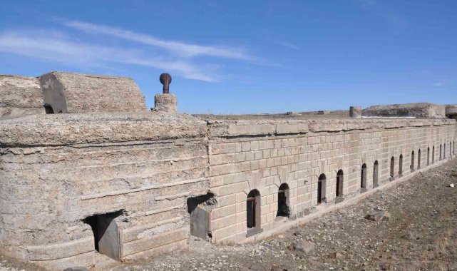 Kars'ta 271 yıllık tabya yok oluyor